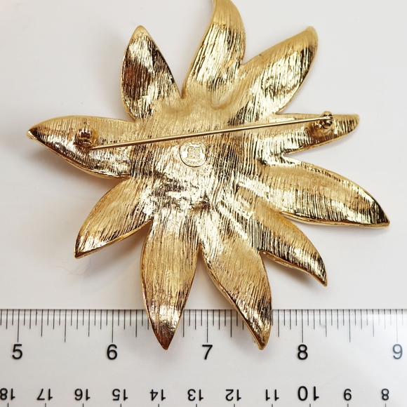SOLD 🛒 🛍 GIVENCHY FAUX PEARL GOLD FLORAL BROOCH - Picture 8 of 8